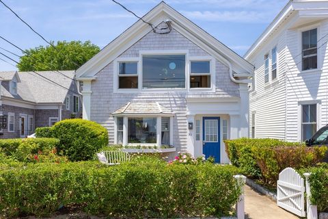 Condominium in Provincetown MA 92 Commercial St 17.jpg