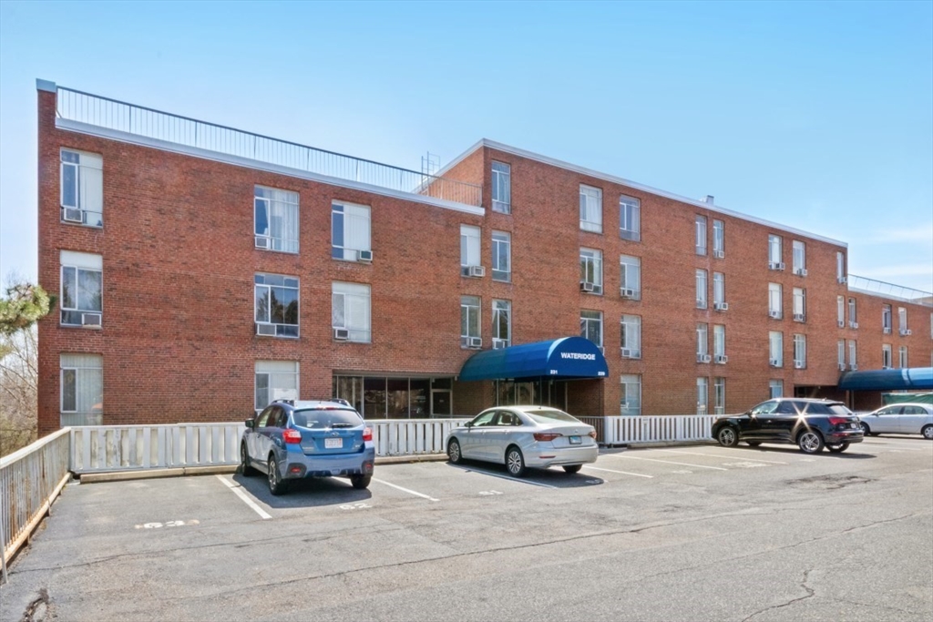 Watertown, Massachusetts 02472, United States, 2 Bedrooms Bedrooms, ,1 BathroomBathrooms,Residential,Pending,110068