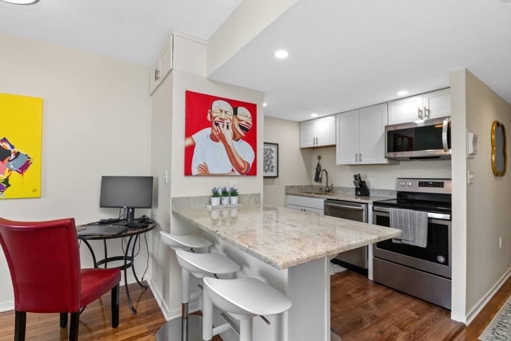 Watertown, Massachusetts 02472, United States, 2 Bedrooms Bedrooms, ,1 BathroomBathrooms,Residential,Pending,110068