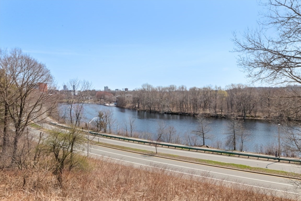 Watertown, Massachusetts 02472, United States, 2 Bedrooms Bedrooms, ,1 BathroomBathrooms,Residential,Pending,110068