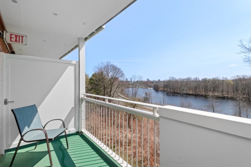 Watertown, Massachusetts 02472, United States, 2 Bedrooms Bedrooms, ,1 BathroomBathrooms,Residential,Pending,110068