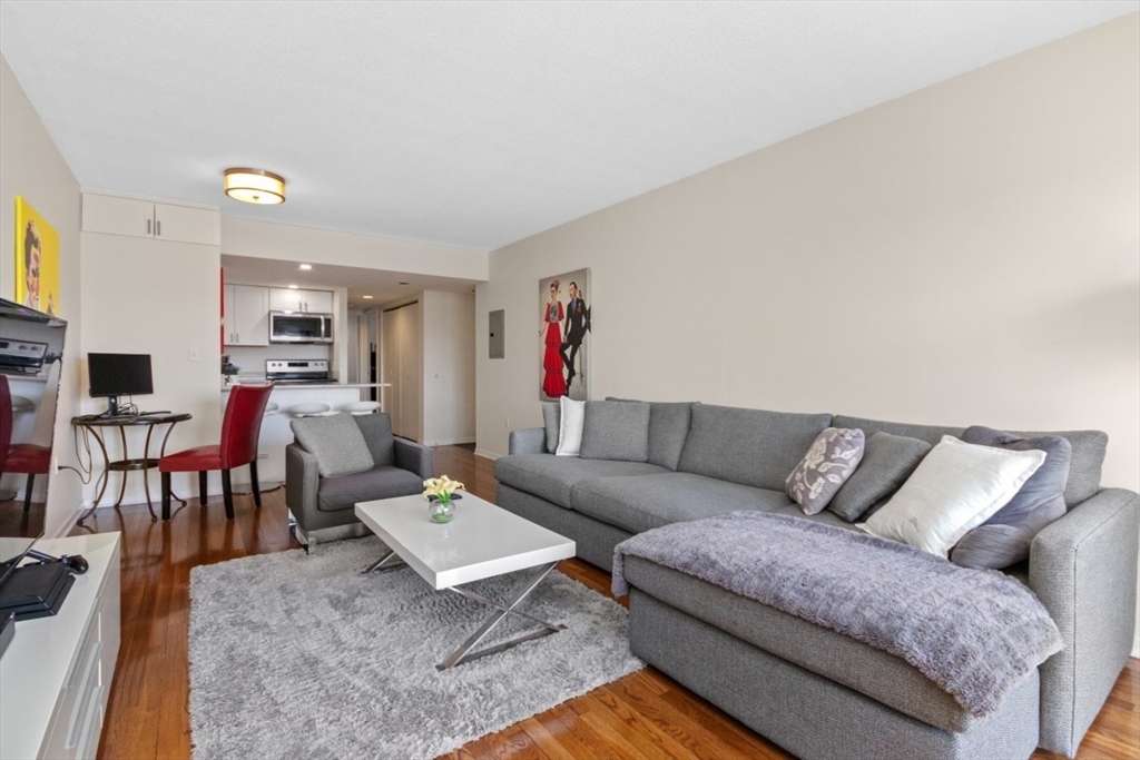 Watertown, Massachusetts 02472, United States, 2 Bedrooms Bedrooms, ,1 BathroomBathrooms,Residential,Pending,110068