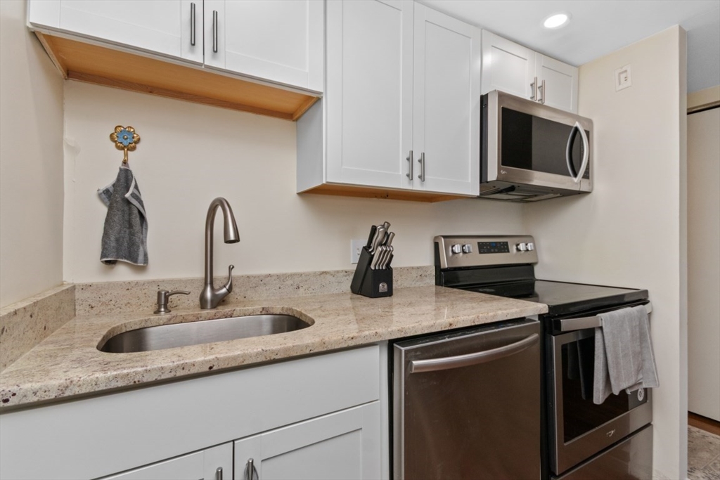 Watertown, Massachusetts 02472, United States, 2 Bedrooms Bedrooms, ,1 BathroomBathrooms,Residential,Pending,110068