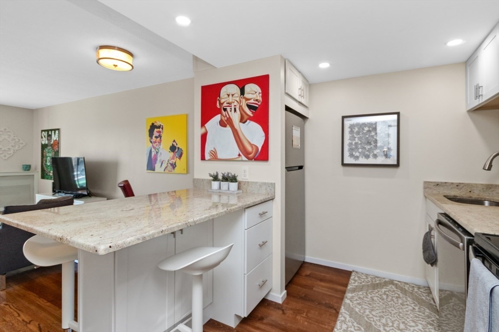 Watertown, Massachusetts 02472, United States, 2 Bedrooms Bedrooms, ,1 BathroomBathrooms,Residential,Pending,110068