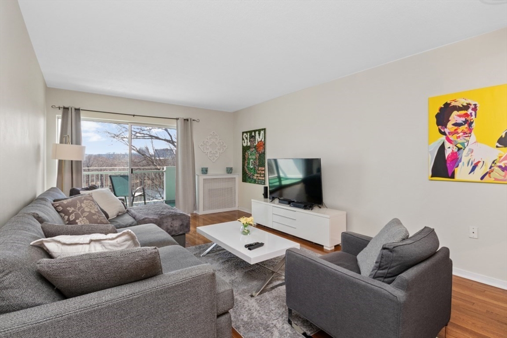 Watertown, Massachusetts 02472, United States, 2 Bedrooms Bedrooms, ,1 BathroomBathrooms,Residential,Pending,110068