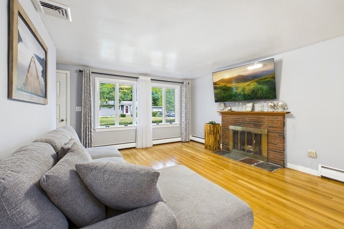25 Oakview Cir, Medway, MA Photo #10