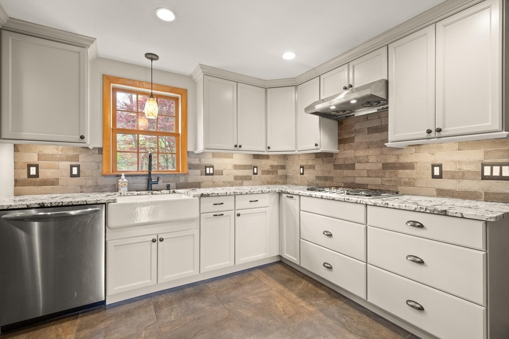 48 Beatrice Ln, Holliston, MA Photo #6
