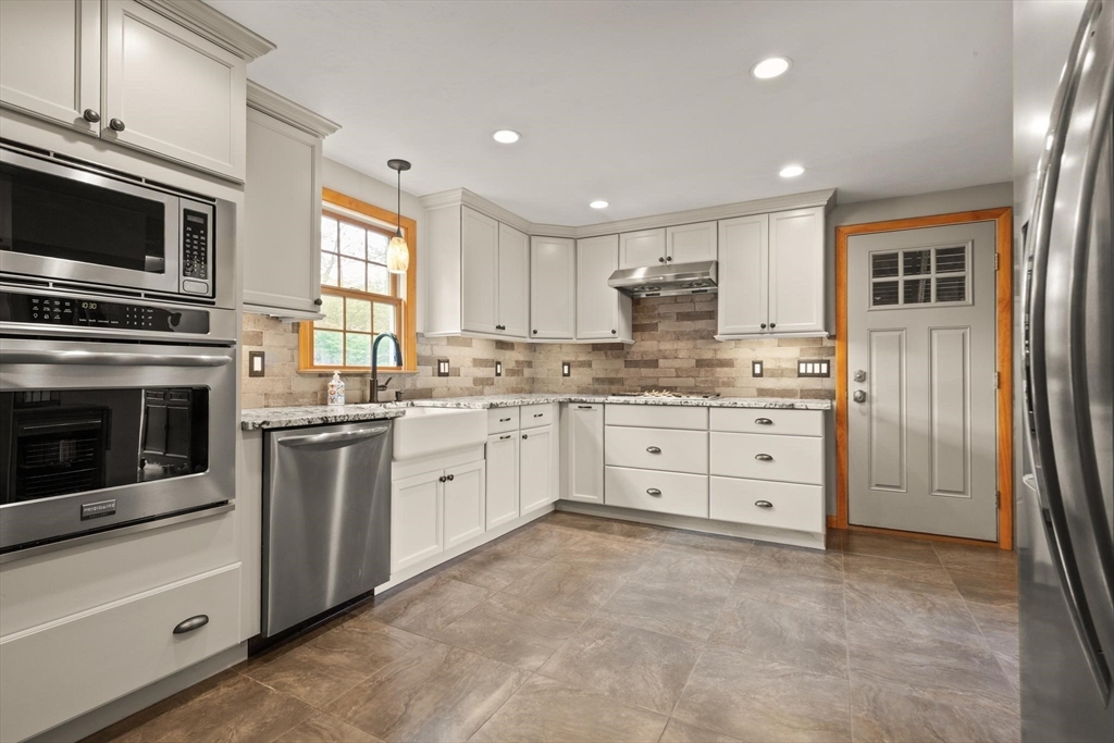 48 Beatrice Ln, Holliston, MA Photo #7