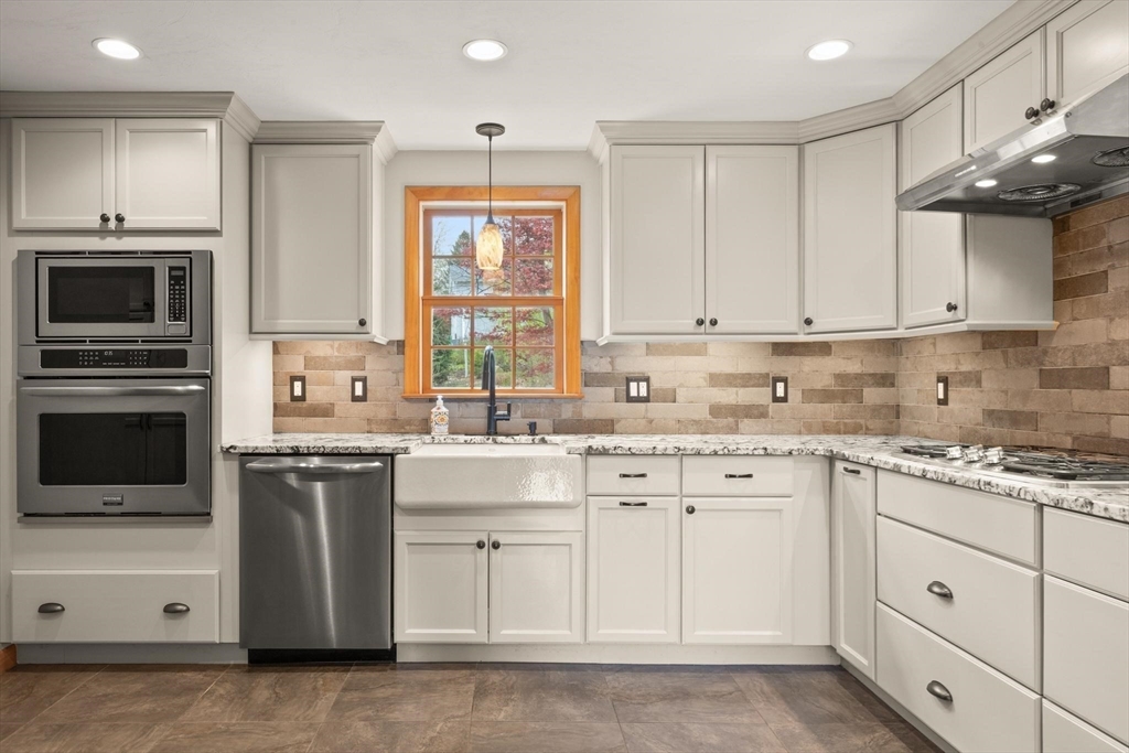 48 Beatrice Ln, Holliston, MA Photo #8