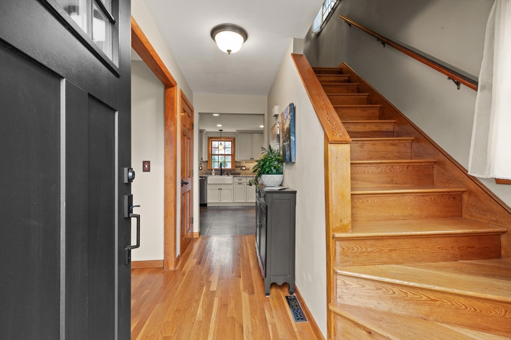 48 Beatrice Ln, Holliston, MA Photo #4