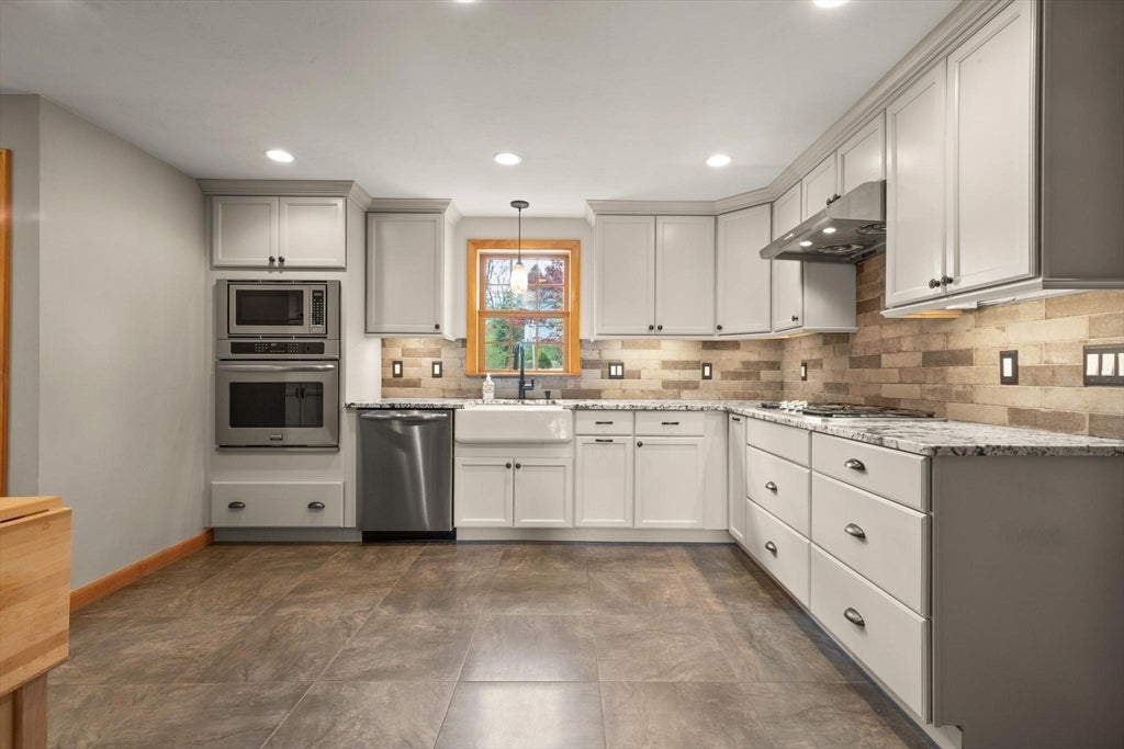 48 Beatrice Ln, Holliston, MA Photo #5
