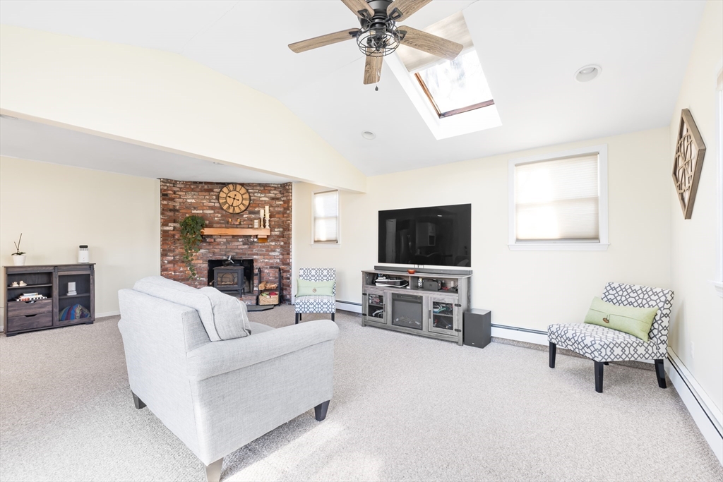 Holliston, Massachusetts 01746, United States, 4 Bedrooms Bedrooms, ,2 BathroomsBathrooms,Residential,Pending,246477