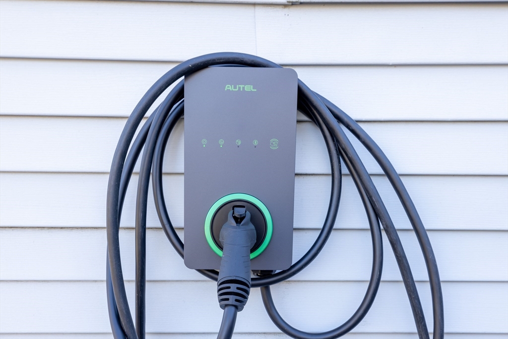 Holliston, Massachusetts 01746, United States, 4 Bedrooms Bedrooms, ,2 BathroomsBathrooms,Residential,Pending,246477