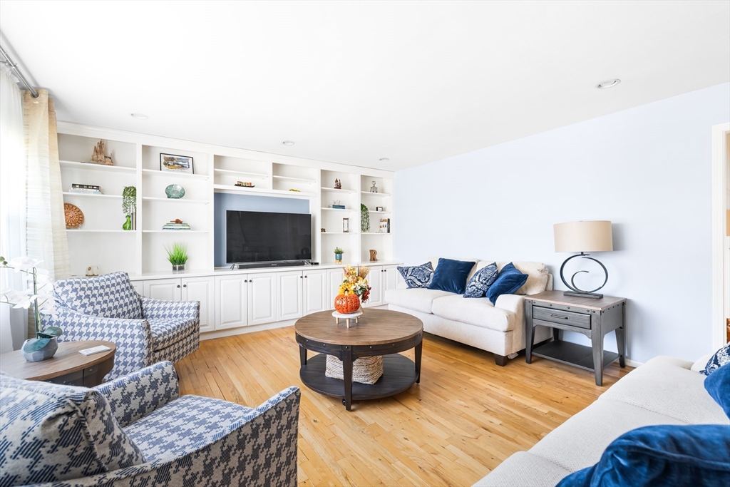 Holliston, Massachusetts 01746, United States, 4 Bedrooms Bedrooms, ,2 BathroomsBathrooms,Residential,Pending,246477