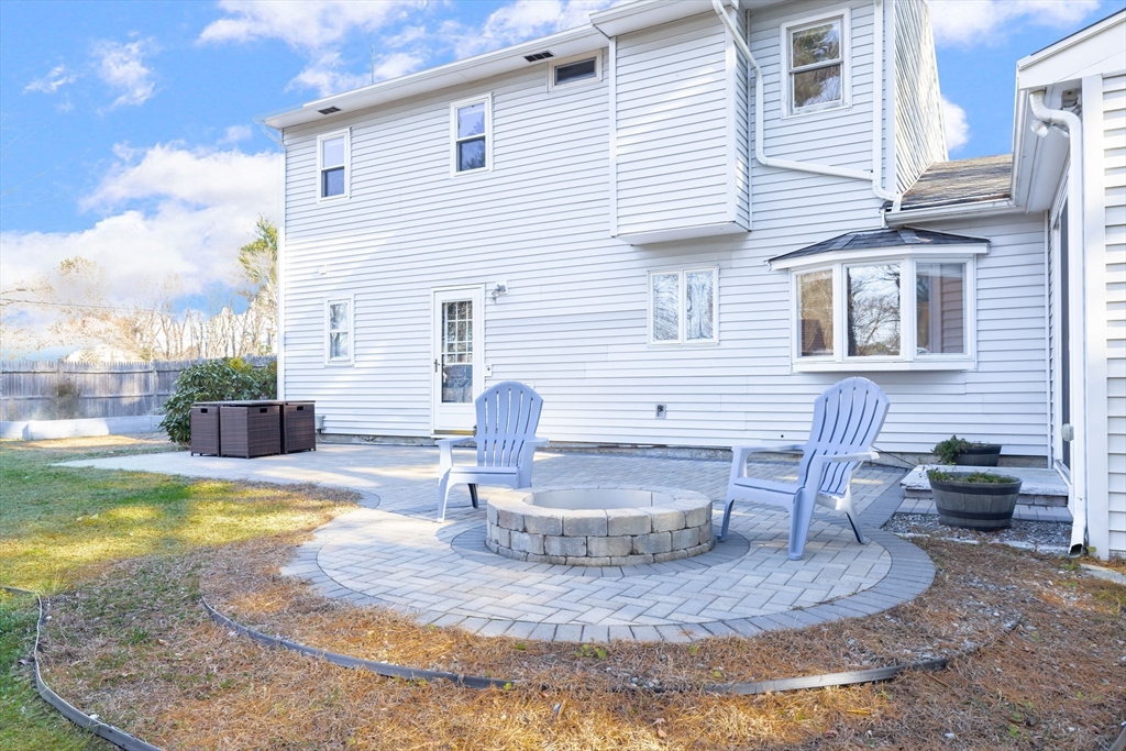 Holliston, Massachusetts 01746, United States, 4 Bedrooms Bedrooms, ,2 BathroomsBathrooms,Residential,Pending,246477