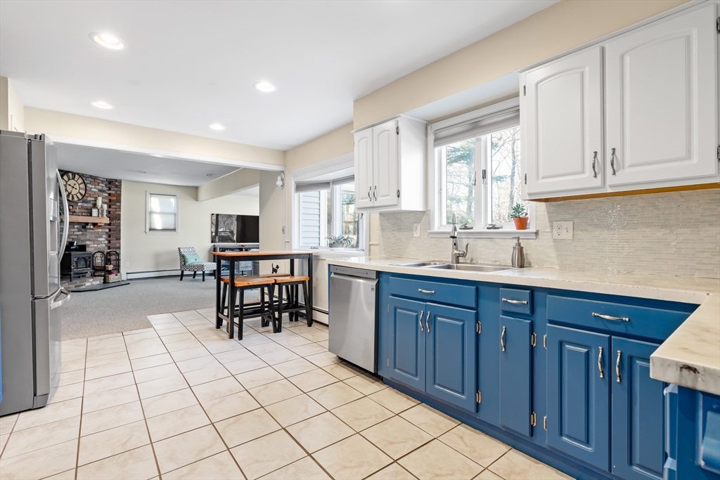 Holliston, Massachusetts 01746, United States, 4 Bedrooms Bedrooms, ,2 BathroomsBathrooms,Residential,Pending,246477