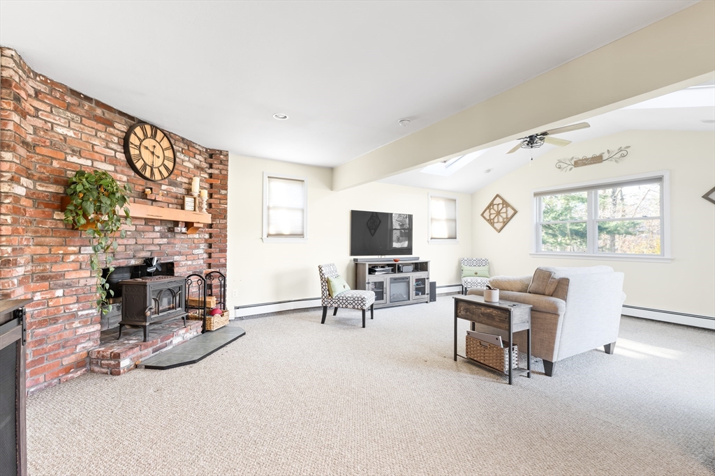 Holliston, Massachusetts 01746, United States, 4 Bedrooms Bedrooms, ,2 BathroomsBathrooms,Residential,Pending,246477