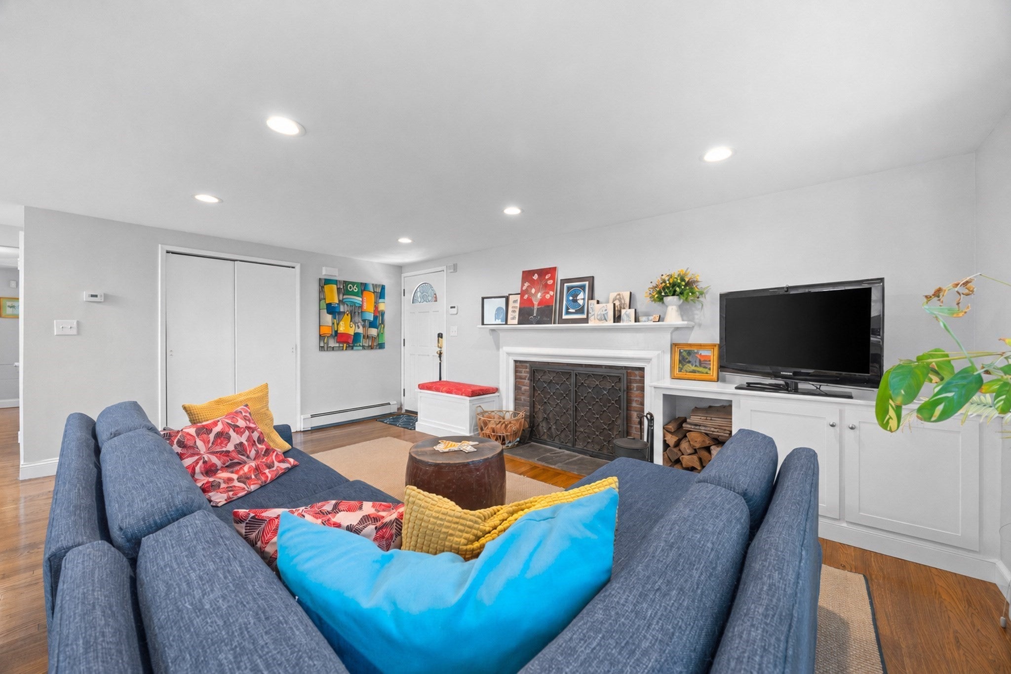 1093 Main St
