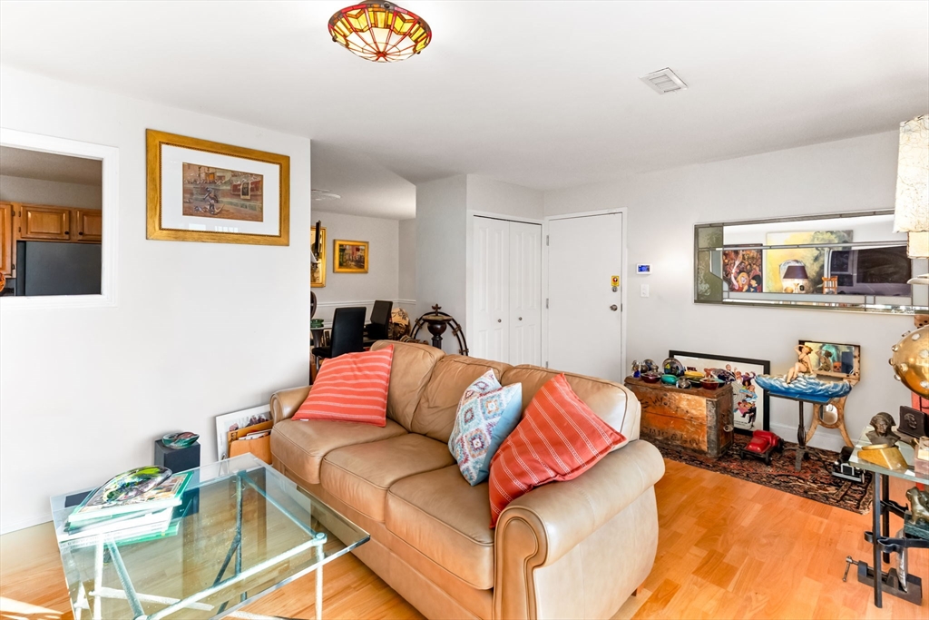 221 Oak Street 4-31