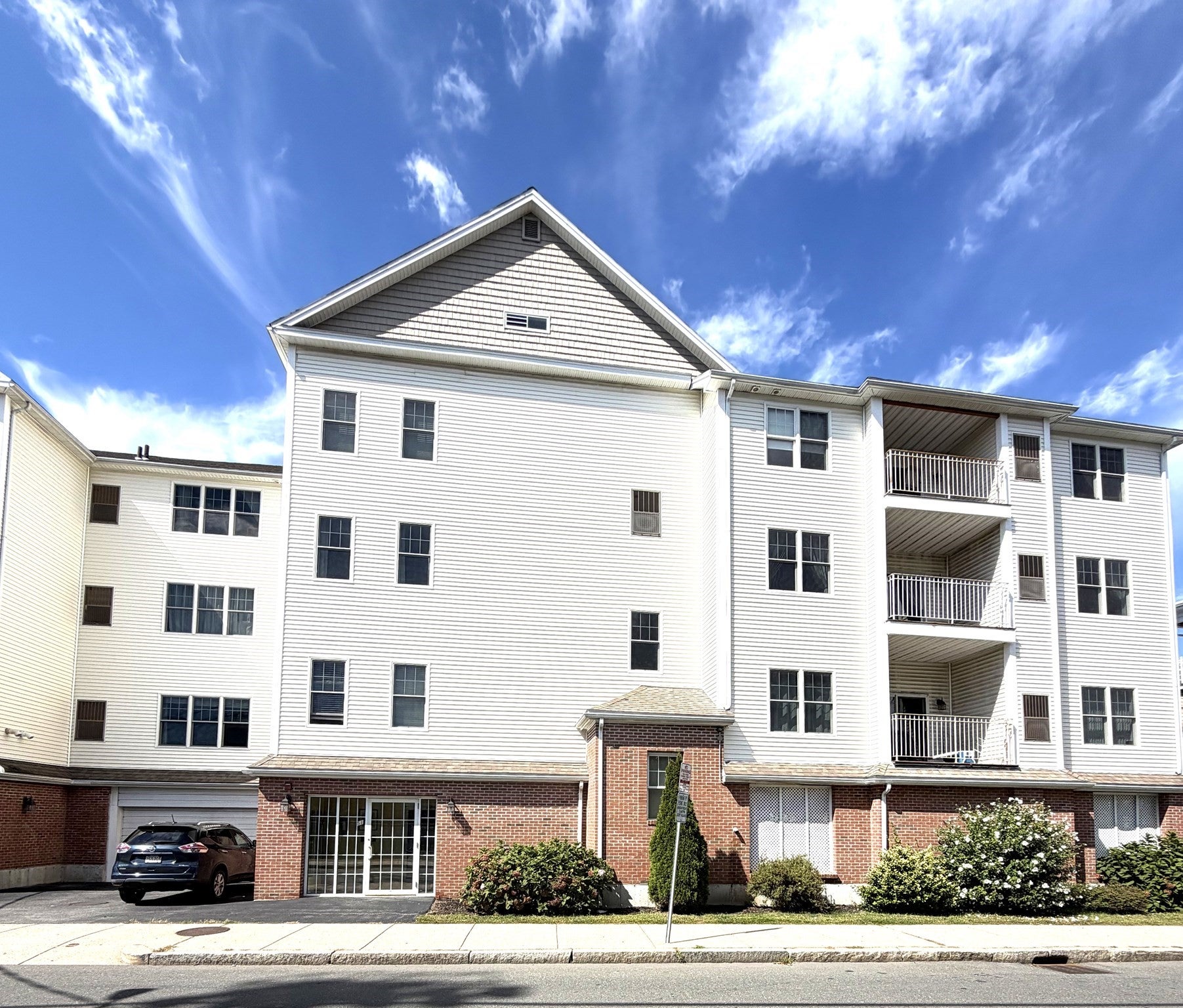 Click for 51 Pearl St #206, Malden, MA slideshow