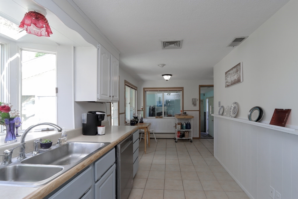 49 Fitzgerald Rd, Springfield, MA Photo #12