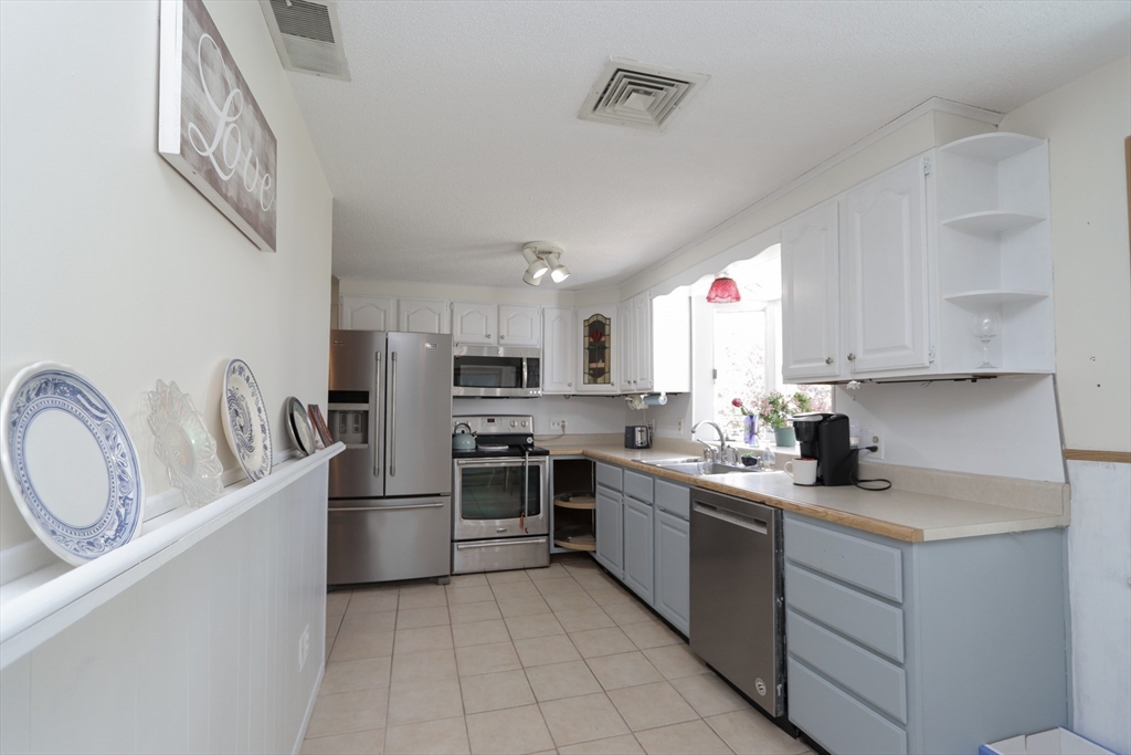 49 Fitzgerald Rd, Springfield, MA Photo #16