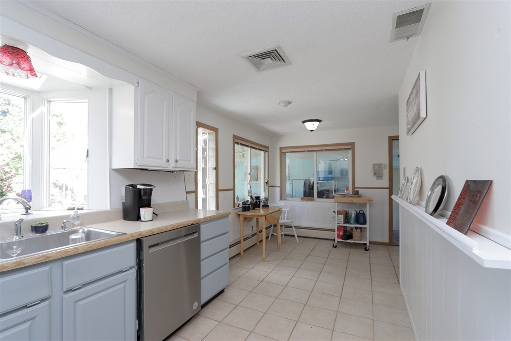 49 Fitzgerald Rd, Springfield, MA Photo #15
