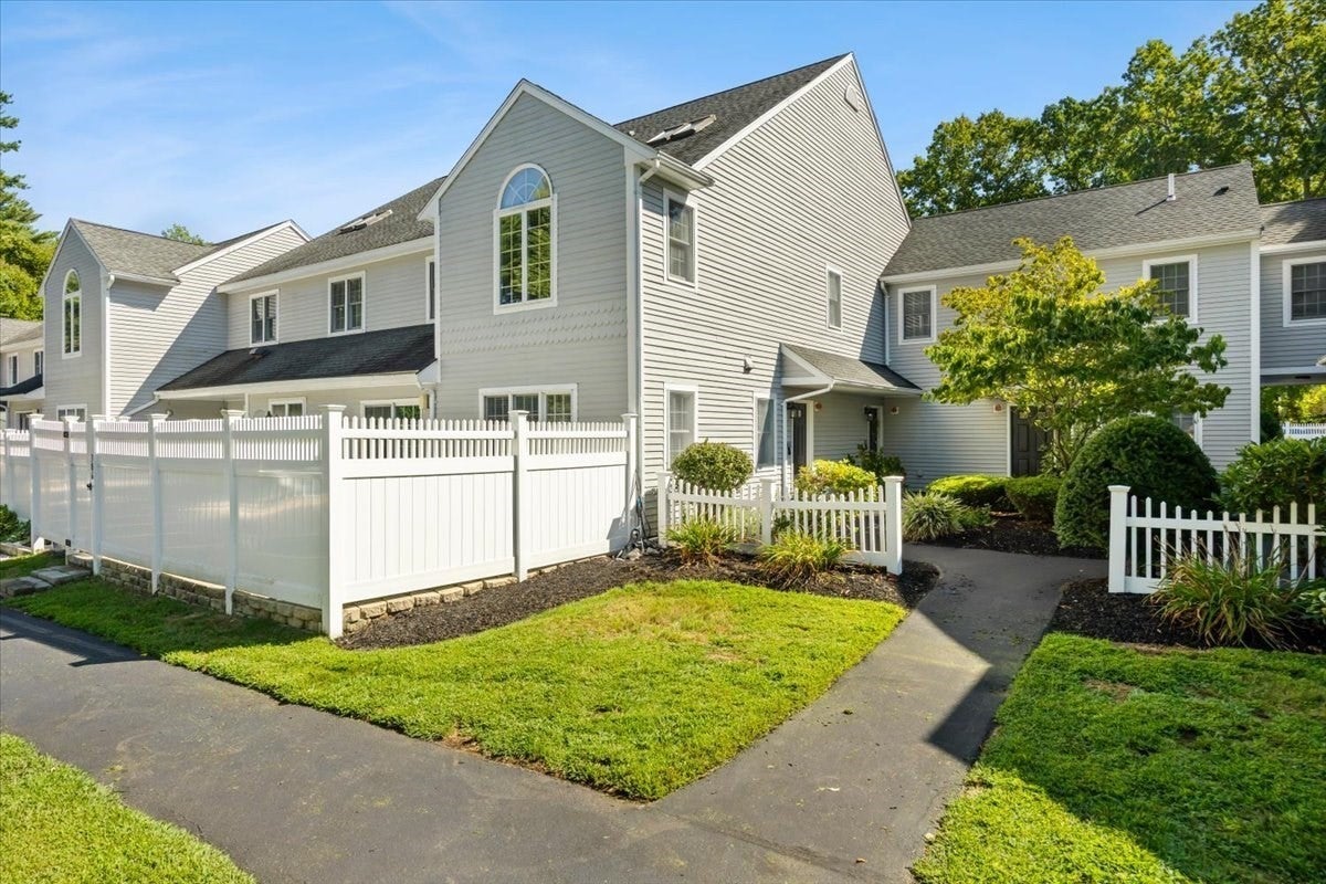 Photo of 125 Highland St, Taunton, MA