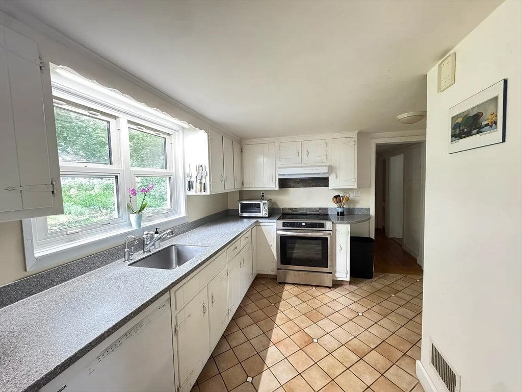 25 Wachusett Dr, Lexington, MA, 25 Wachusett Dr, Lexington, MA Photo #2
