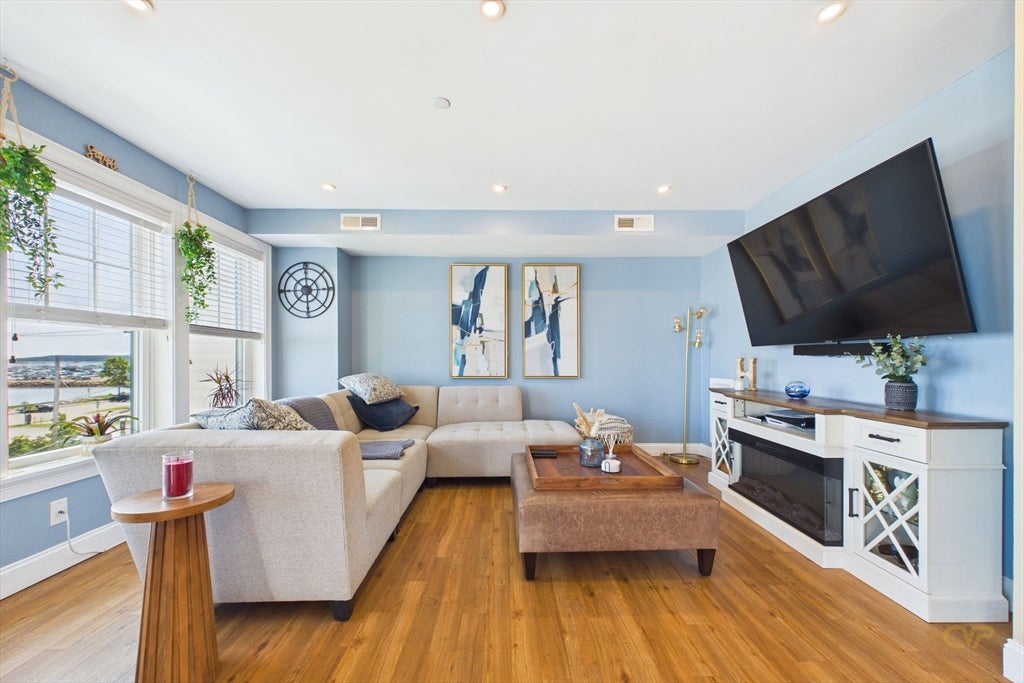 216 Water St 303A