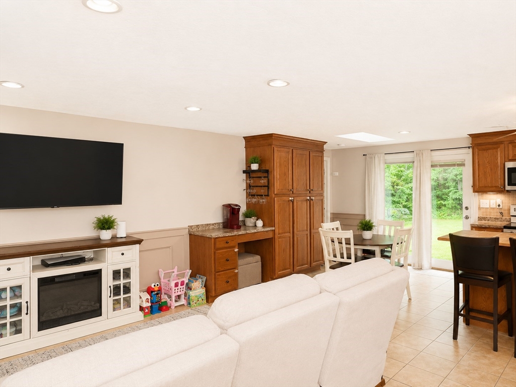 8 Naushon Rd