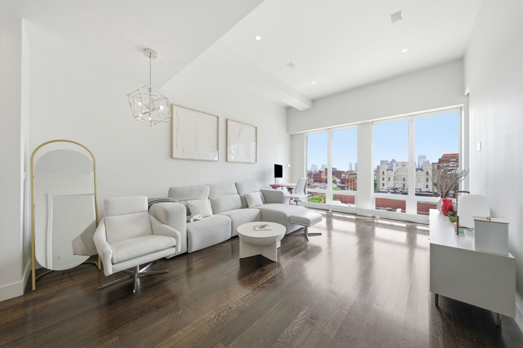 360 Newbury St 508