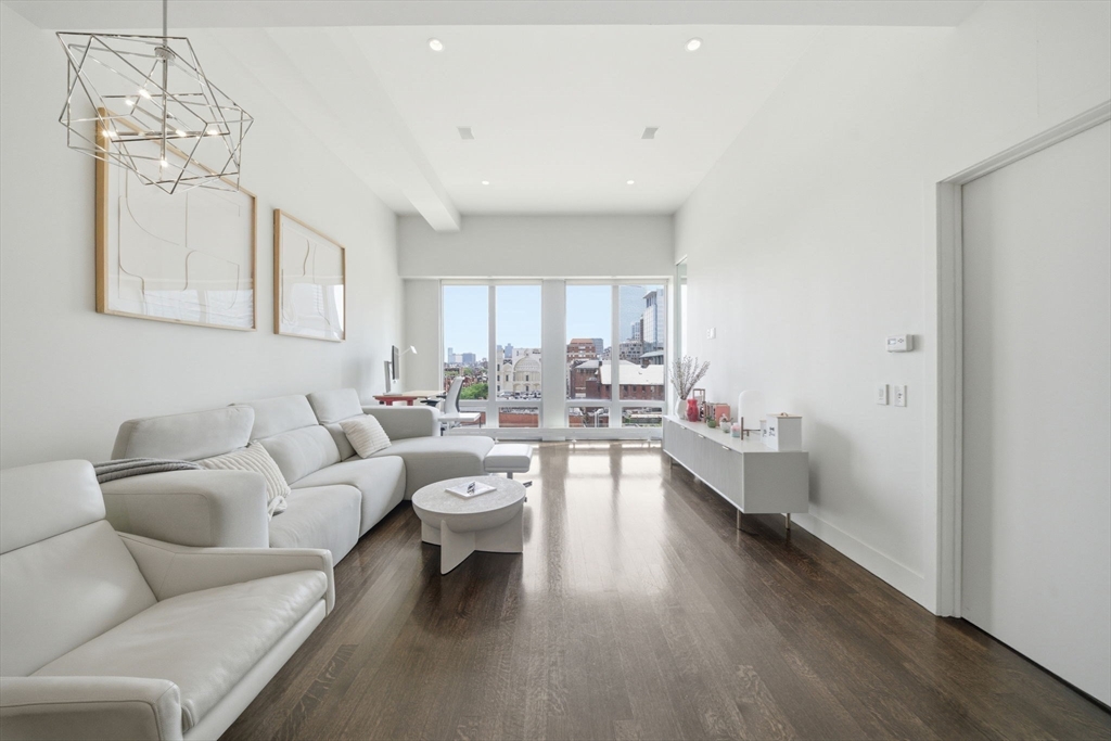 360 Newbury St 508