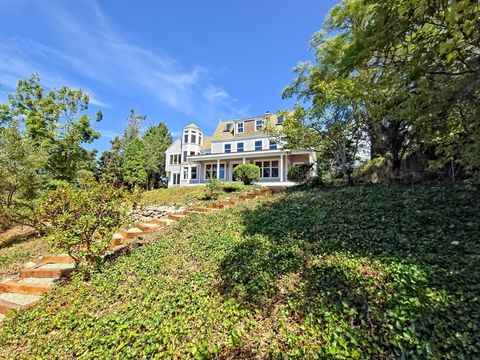 10 Squeteague Harbor Rd Bourne MA 02556