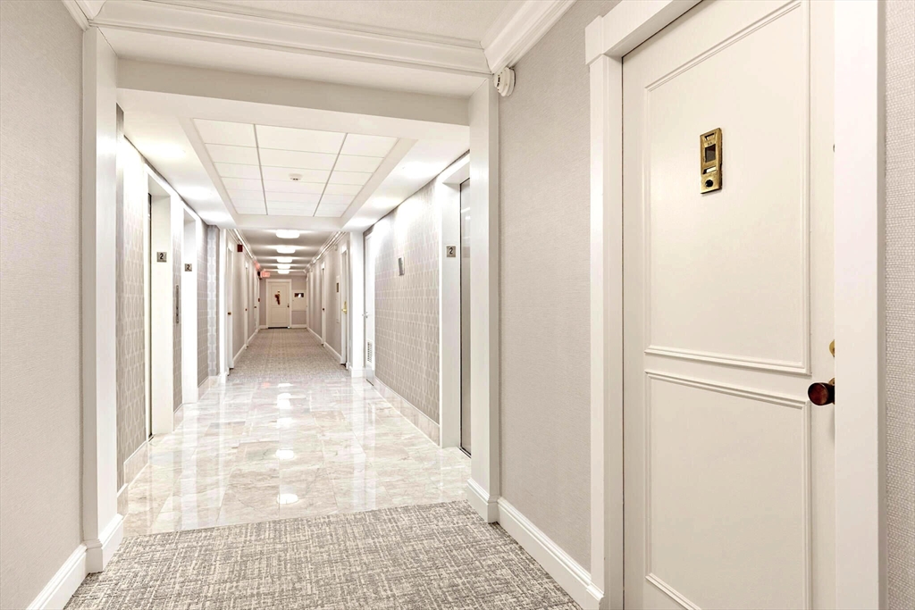 9 Hawthorne Place 2J