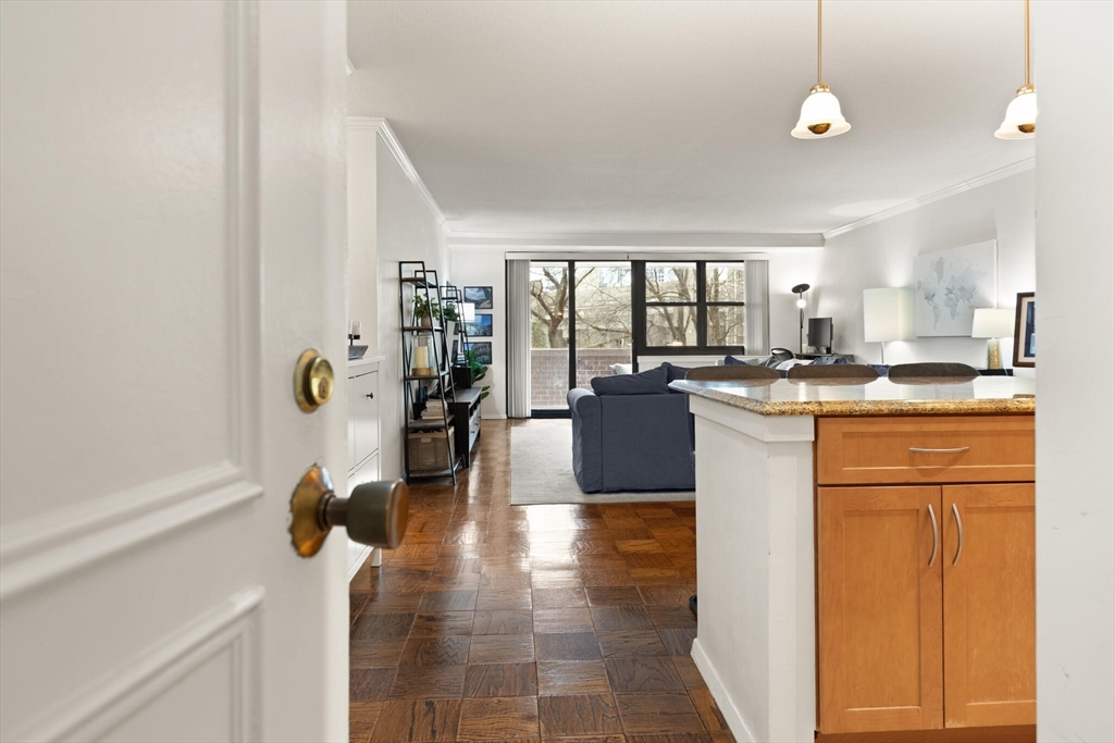 9 Hawthorne Place 2J