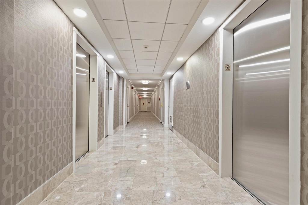 9 Hawthorne Place 2J