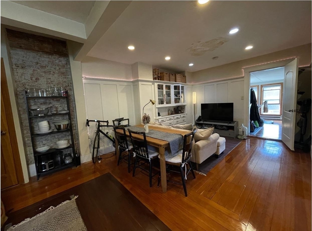 Brookline, Massachusetts 02446, United States, 2 Bedrooms Bedrooms, ,1 BathroomBathrooms,Residential,Active,130353