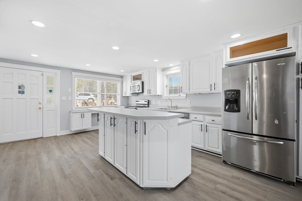 105 Lakeshore Dr
