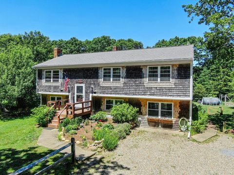 Single Family Residence in West Tisbury MA 43 Pin Oak Circle.jpg