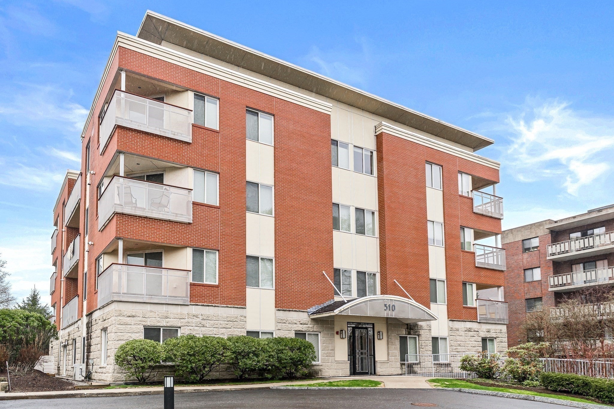 310 Hammond Pond Pkwy 301, Brookline MA 02467