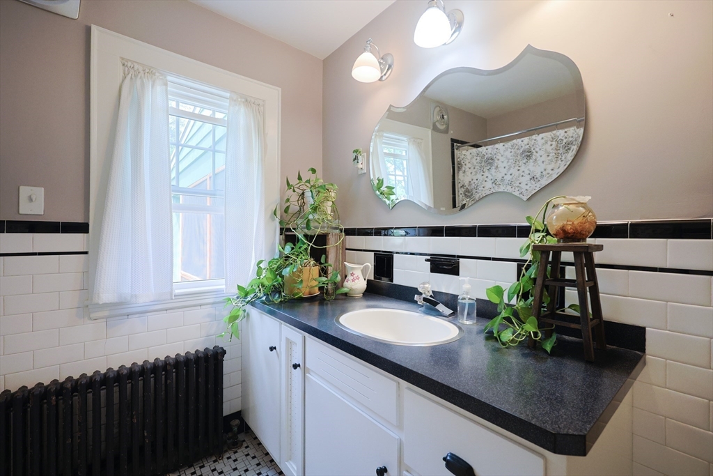 Attleboro, Massachusetts 02703, United States, 4 Bedrooms Bedrooms, ,2 BathroomsBathrooms,Residential,Active,152795