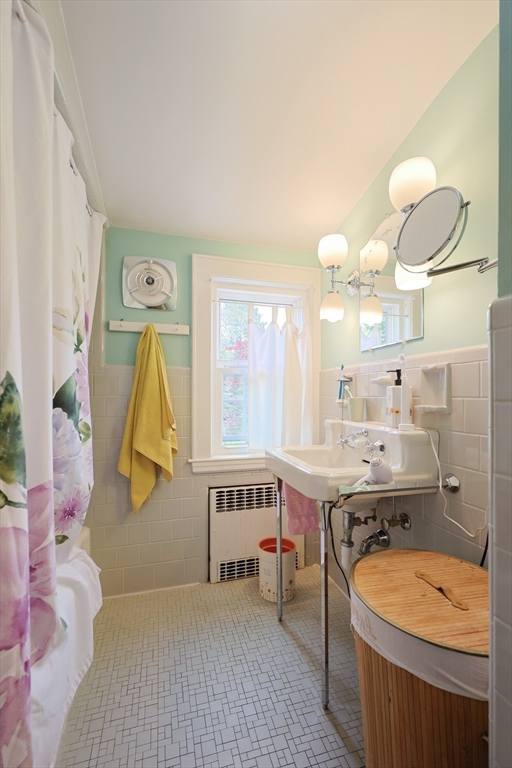 Attleboro, Massachusetts 02703, United States, 4 Bedrooms Bedrooms, ,2 BathroomsBathrooms,Residential,Active,152795