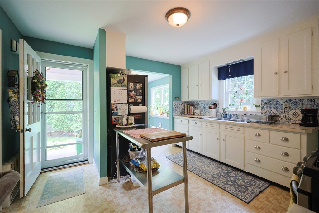 Attleboro, Massachusetts 02703, United States, 4 Bedrooms Bedrooms, ,2 BathroomsBathrooms,Residential,Active,152795