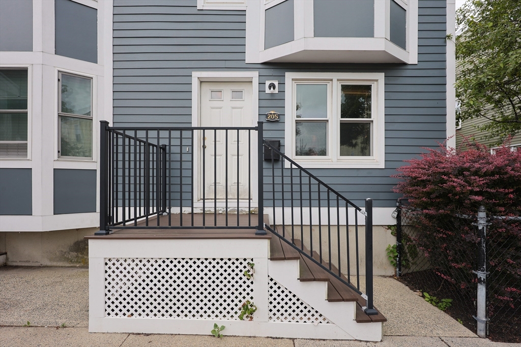 205 W 6th Street 205