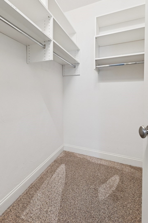 Lynnfield, Massachusetts 01940, United States, 3 Bedrooms Bedrooms, ,3 BathroomsBathrooms,Residential,Pending,187462