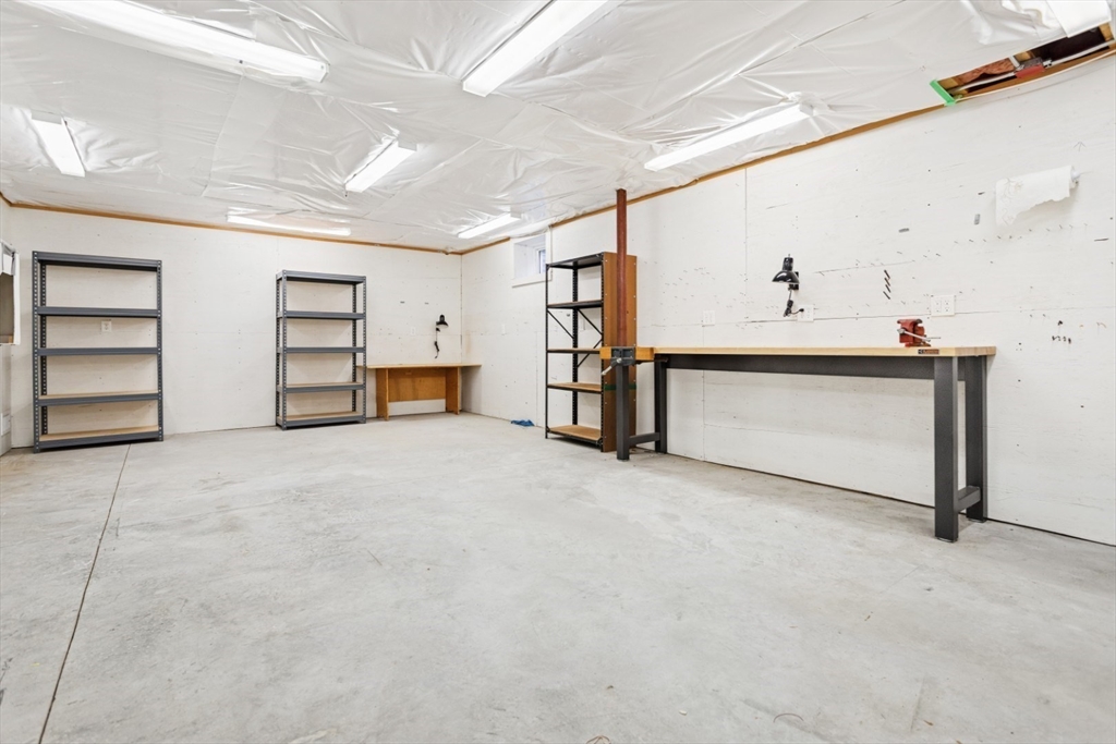 Lynnfield, Massachusetts 01940, United States, 3 Bedrooms Bedrooms, ,3 BathroomsBathrooms,Residential,Pending,187462