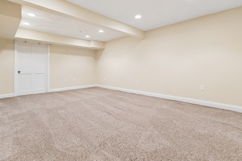 Lynnfield, Massachusetts 01940, United States, 3 Bedrooms Bedrooms, ,3 BathroomsBathrooms,Residential,Pending,187462