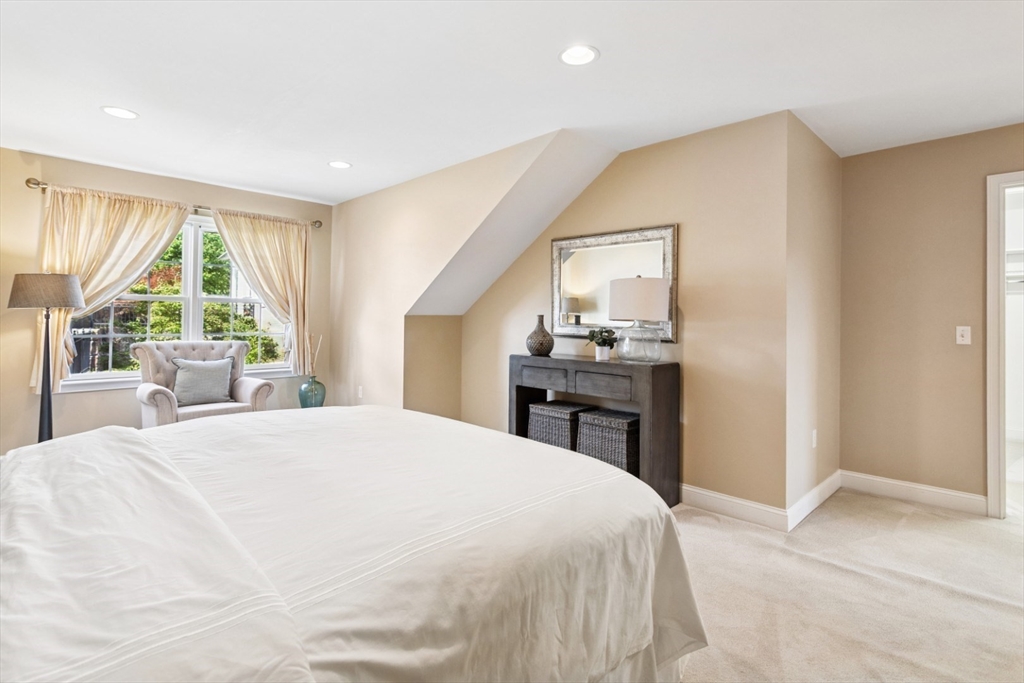 Lynnfield, Massachusetts 01940, United States, 3 Bedrooms Bedrooms, ,3 BathroomsBathrooms,Residential,Pending,187462