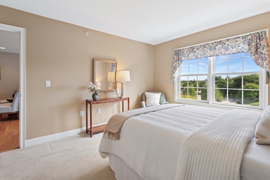 Lynnfield, Massachusetts 01940, United States, 3 Bedrooms Bedrooms, ,3 BathroomsBathrooms,Residential,Pending,187462